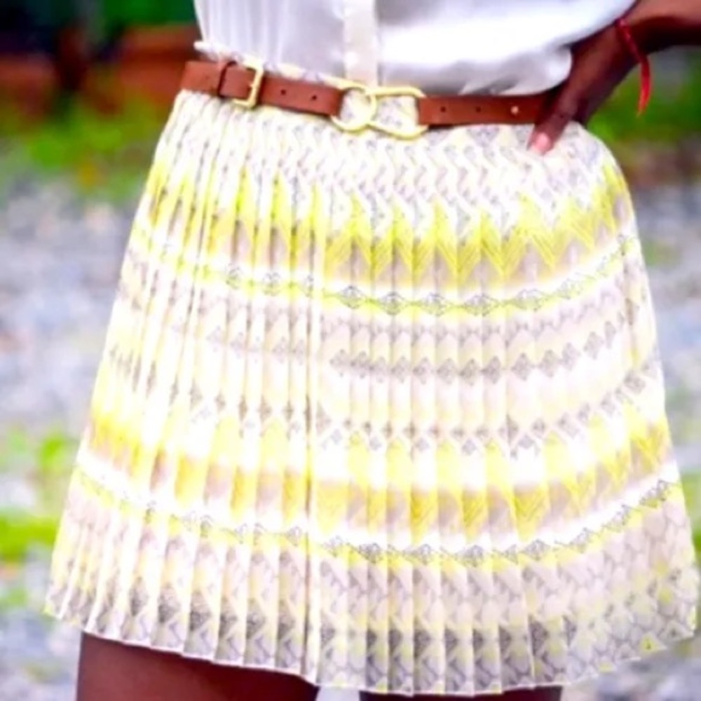 American Eagle pleated lime khaki skirt size 12 mini large